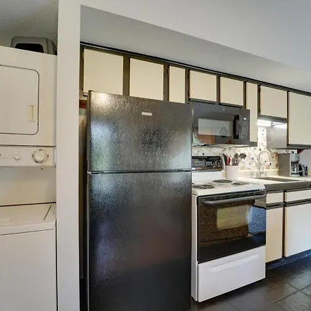 Condo With Balcony And Grill 3 Mi To Moonshine Beach!